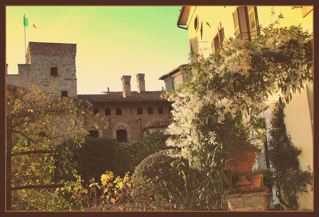 Castello Di Strambinello Bed & Breakfast Exterior photo